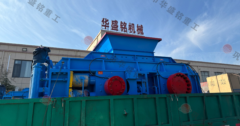 玄武巖粉碎成1-5mm用什么設(shè)備？推薦時(shí)產(chǎn)80噸對(duì)輥制砂機(jī)